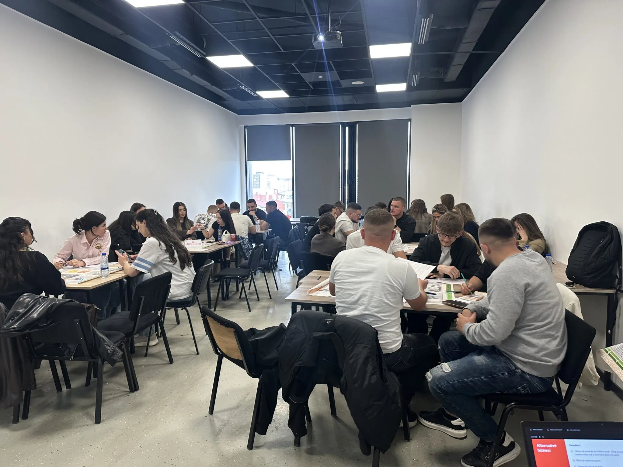 “Micro Business Game” – përvojë praktike që fuqizon studentët e Menaxhmentit, Biznesit dhe Ekonomisë në UBT