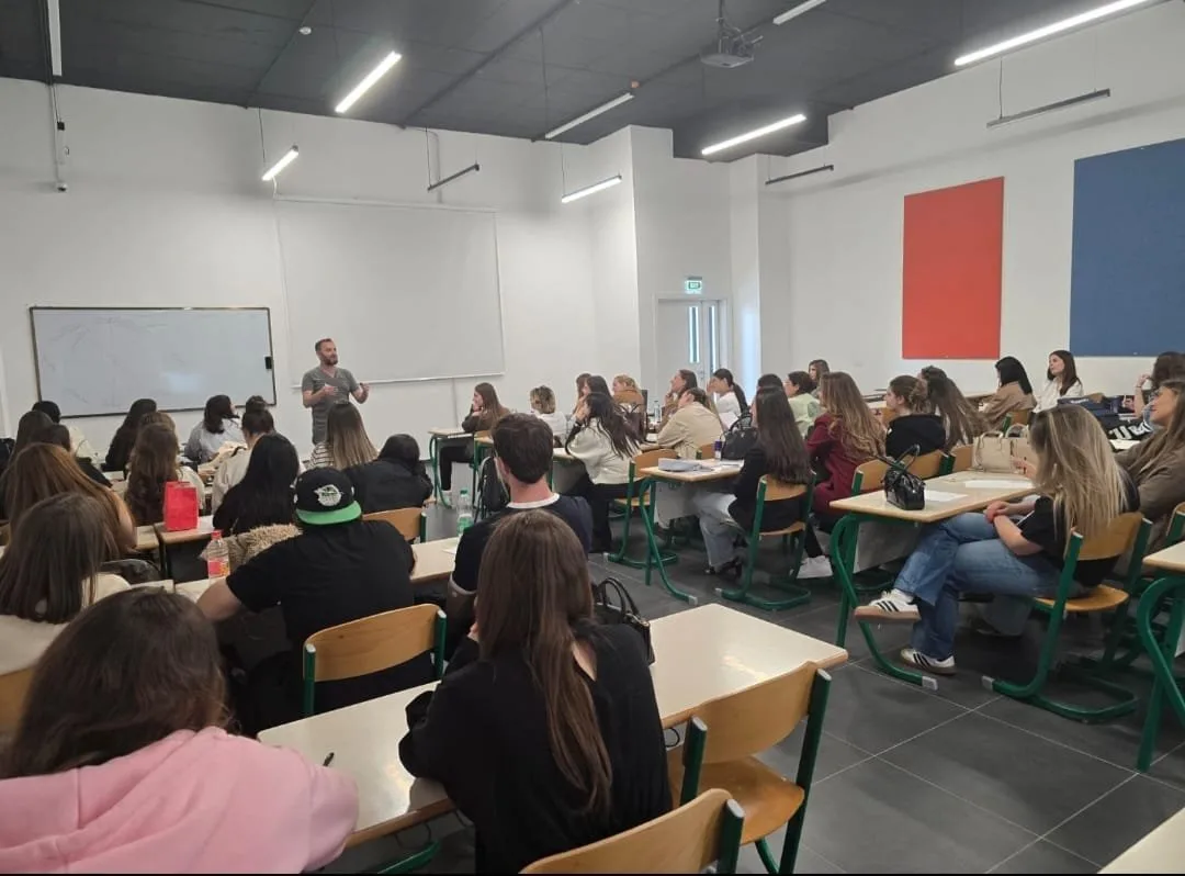 Fakulteti i Psikologjisë në UBT organizon ligjëratë profesionale mbi “Analizën Karakteriale” me psikoterapistin Migjen Amzai