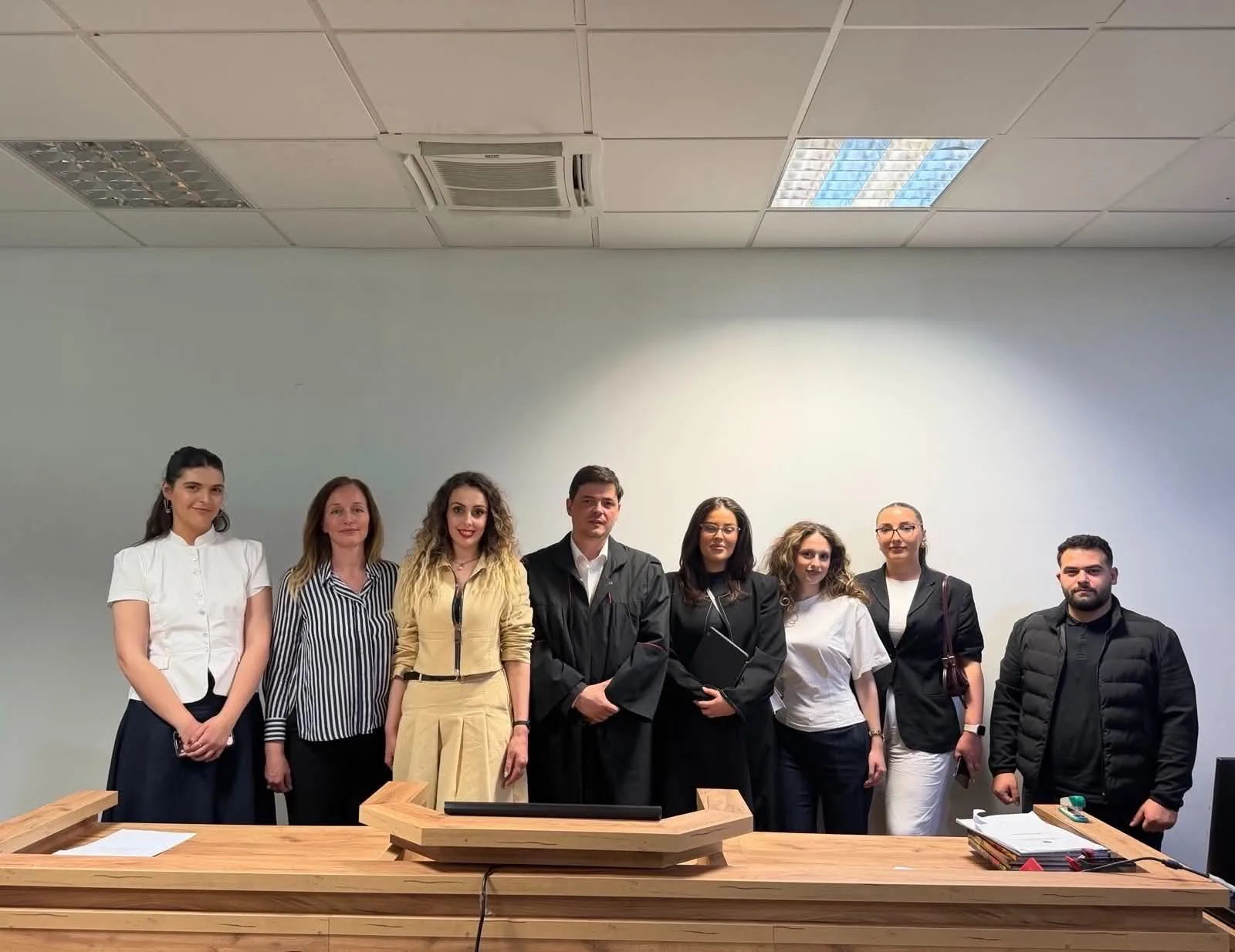 Studentët e Juridikut në UBT zhvillojnë vizitë studimore në Gjykatën Komerciale, duke përfituar përvojë praktike nga proceset gjyqësore