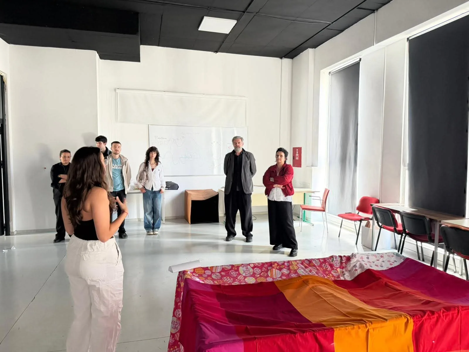 “Hapësira si Kujtesë” – studentët e vitit të dytë prezantojnë instalacione që dialogojnë me vendin dhe kujtesën
