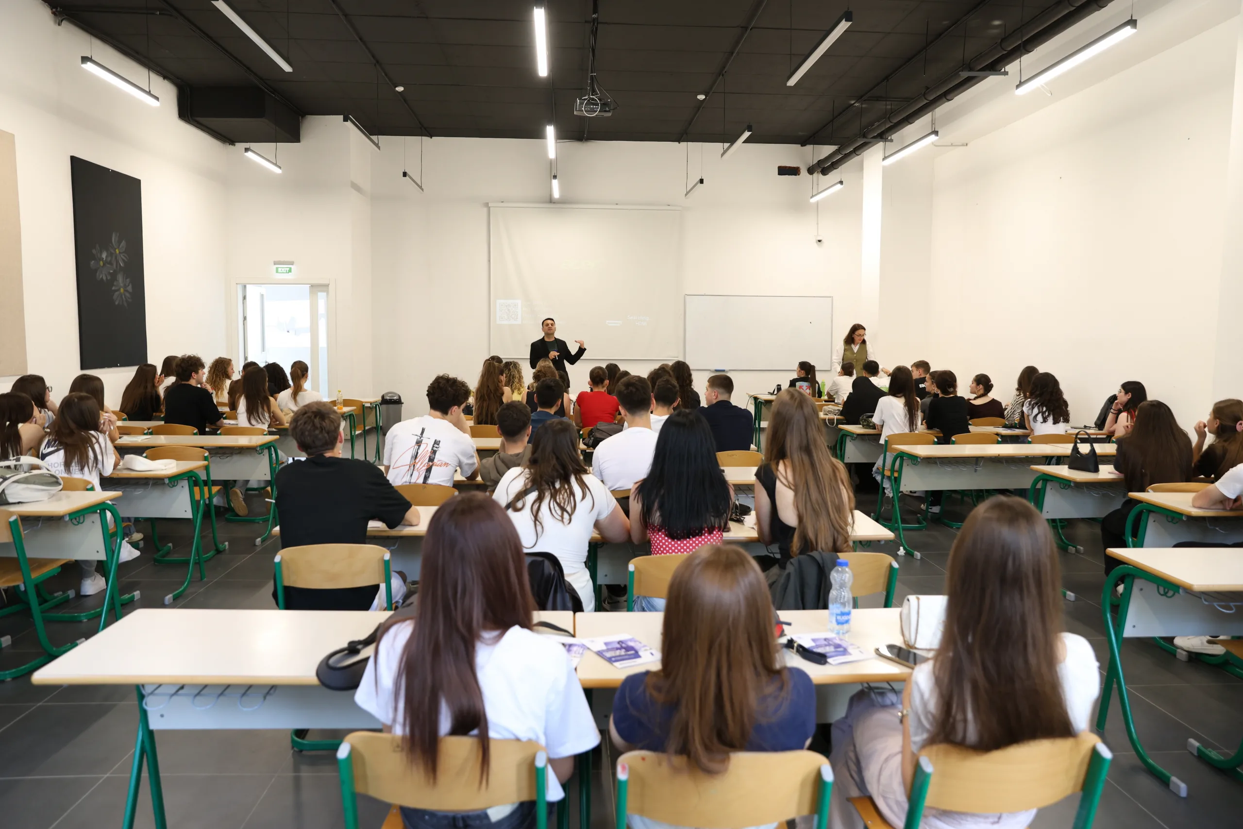 Mijëra maturantë nga e gjithë Kosova fillojnë përgatitjet për Testin e Maturës në UBT