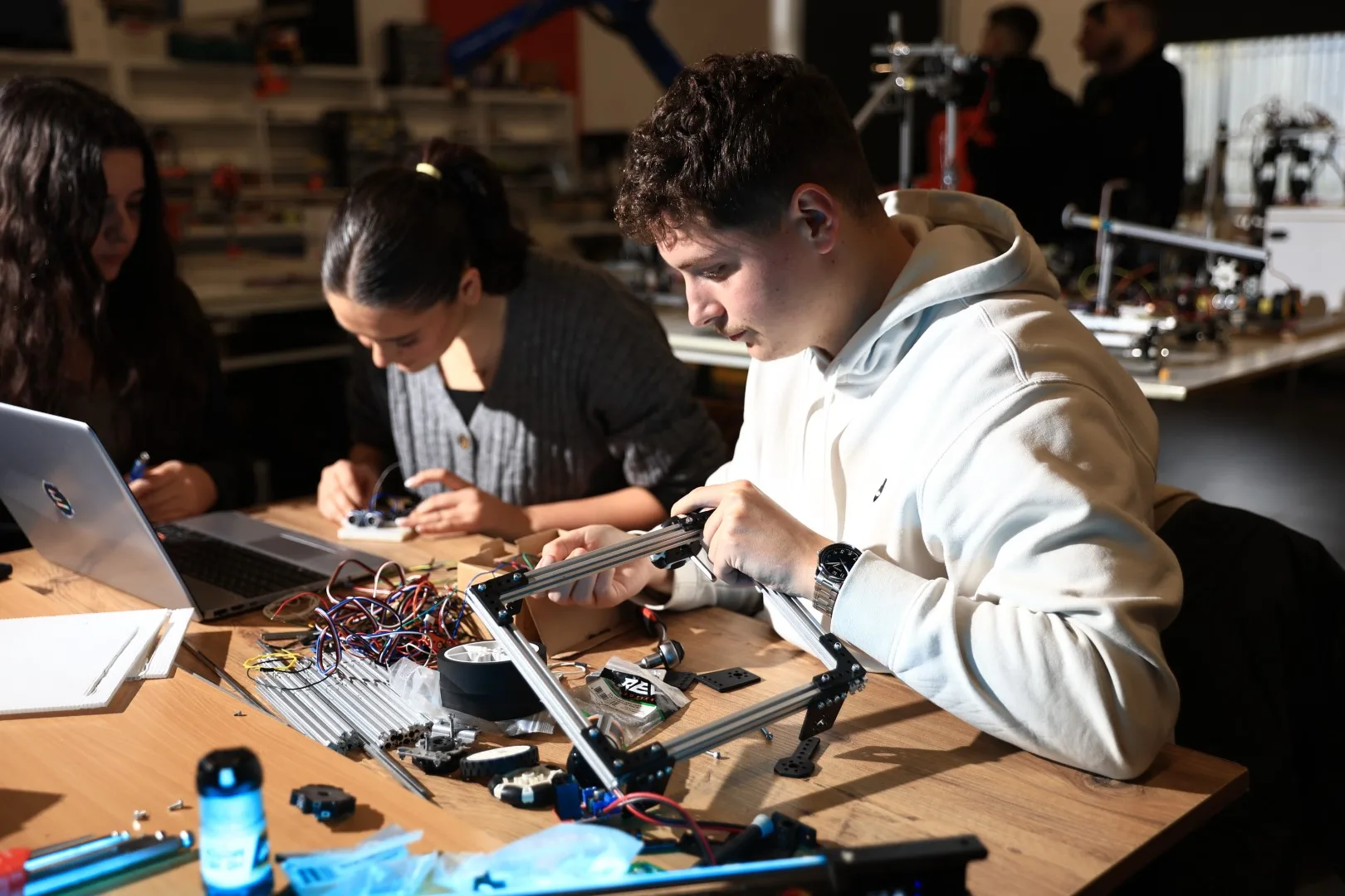 Rritet interesimi për programet inovative në UBT, kërkesa e kompanive ndërkombëtare po orienton të rinjtë drejt teknologjisë