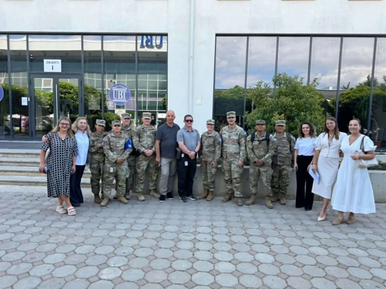 Ligjërues nga misioni i KFOR-it dhe ekspertë amerikanë ndajnë përvojën e tyre me pjesëmarrësit e Akademinë Verore të Gjuhës Angleze në UBT