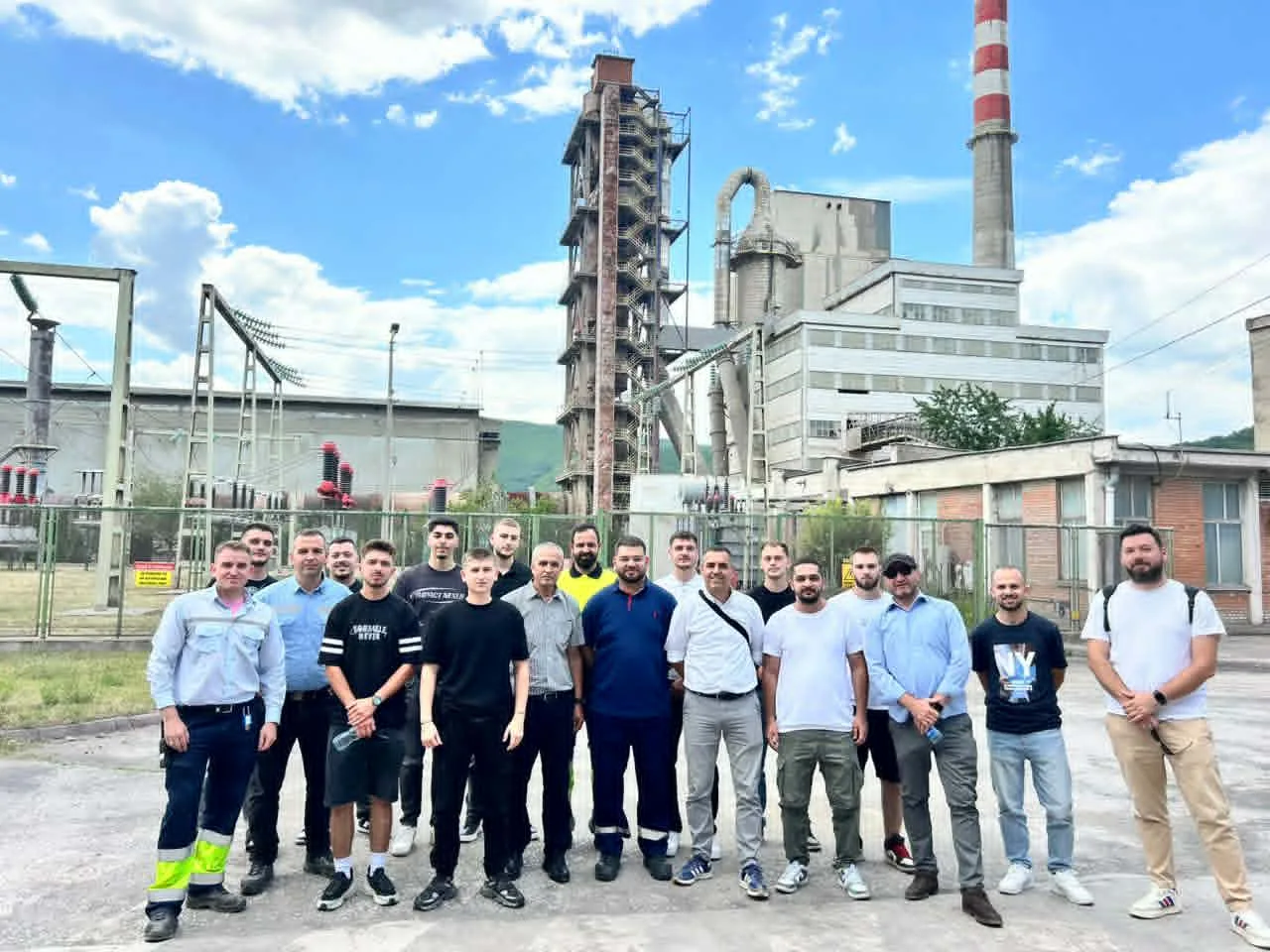 Me një vizitë studimore në “Sharrcem”, nis Akademia Verore e Fakultetit të Inxhinierisë Ndërtimore dhe Infrastrukturës në UBT