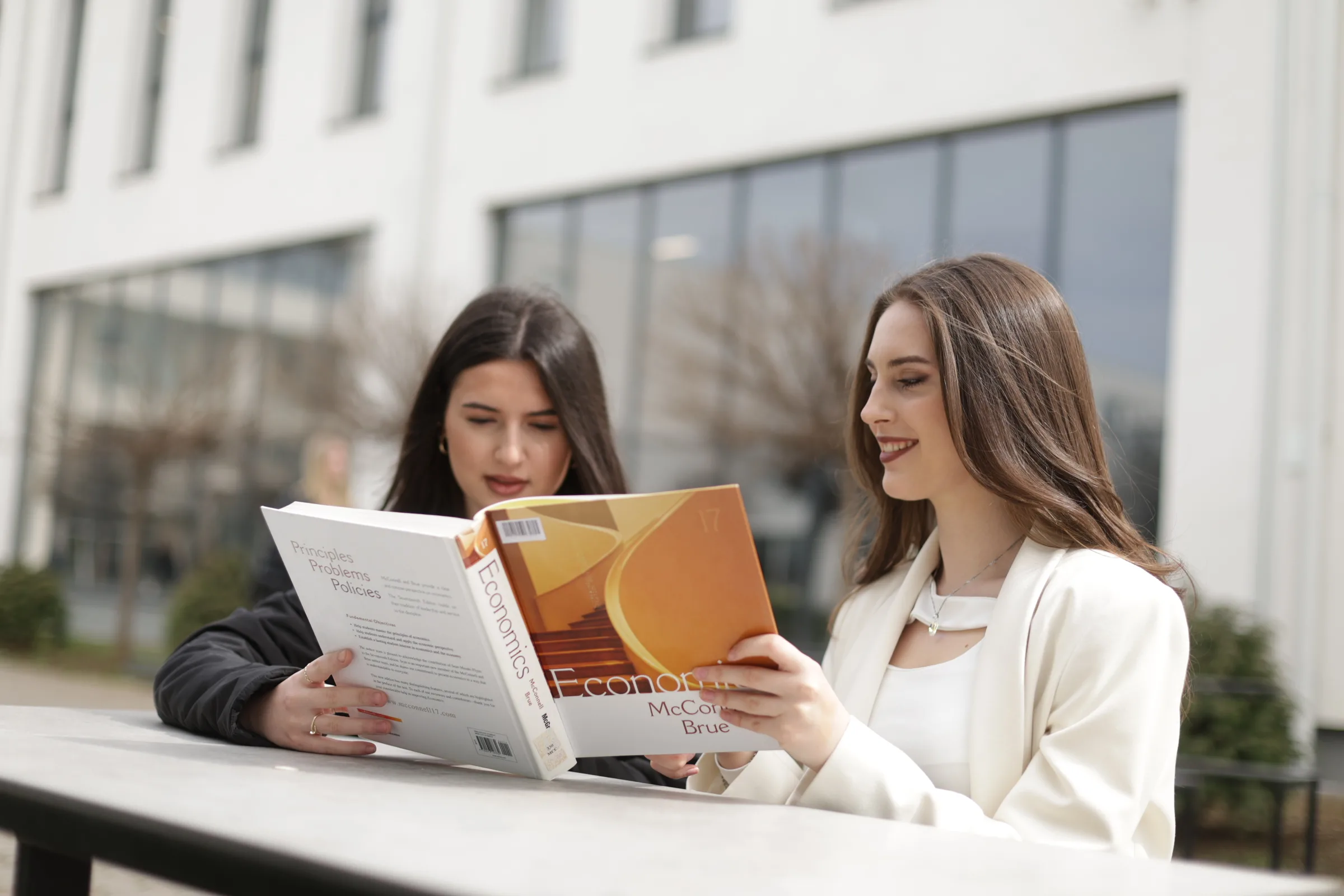 UBT ofron 20% bursë për profesionistët në Menaxhment, Biznes dhe Ekonomi përmes ENGAGED SCHOLARSHIP