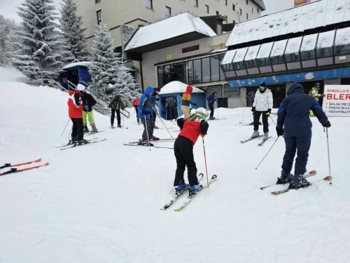 Studentët e Shkencave të Sportit dhe të Lëvizjes në UBT janë duke vijuar kursin e skijimit në Brezovicë
