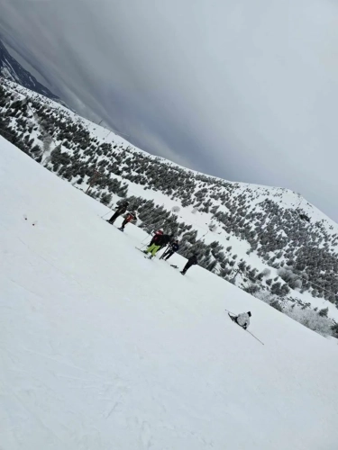 Studentët e Shkencave të Sportit dhe të Lëvizjes në UBT janë duke vijuar kursin e skijimit në Brezovicë
