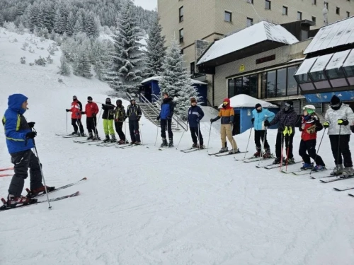 Studentët e Shkencave të Sportit dhe të Lëvizjes në UBT janë duke vijuar kursin e skijimit në Brezovicë