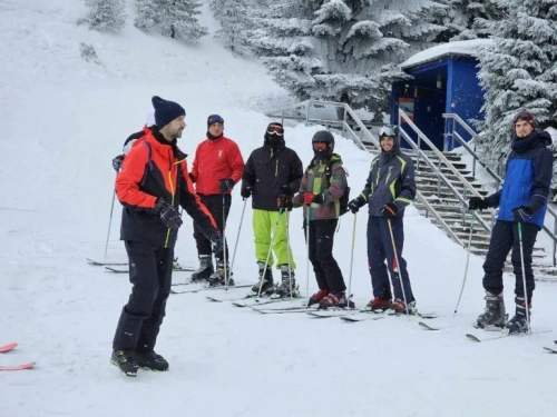 Studentët e Shkencave të Sportit dhe të Lëvizjes në UBT janë duke vijuar kursin e skijimit në Brezovicë