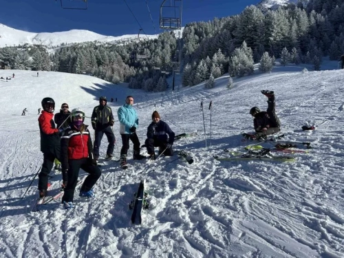 Studentët e Shkencave të Sportit dhe të Lëvizjes në UBT janë duke vijuar kursin e skijimit në Brezovicë