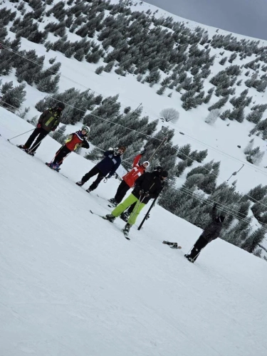 Studentët e Shkencave të Sportit dhe të Lëvizjes në UBT janë duke vijuar kursin e skijimit në Brezovicë