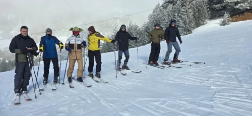 Studentët e sportit në UBT vijojnë kursin e skijimit në Brezovicë