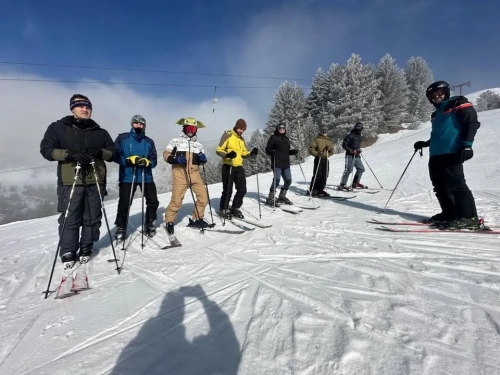 Studentët e sportit në UBT vijojnë kursin e skijimit në Brezovicë