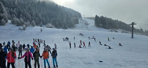 Studentët e sportit në UBT vijojnë kursin e skijimit në Brezovicë